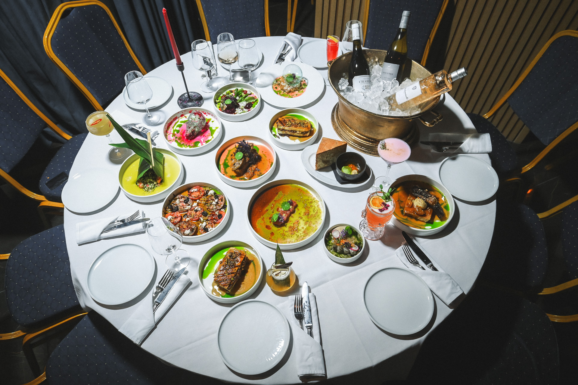 שולחן עגול עם דלי יין