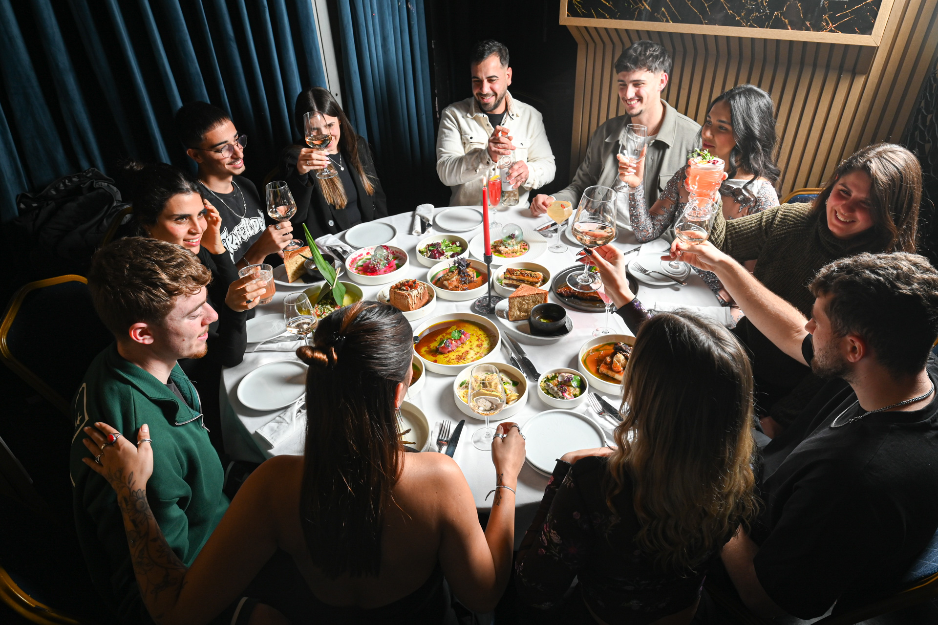 ארוחה קבוצתית באווירה חמה